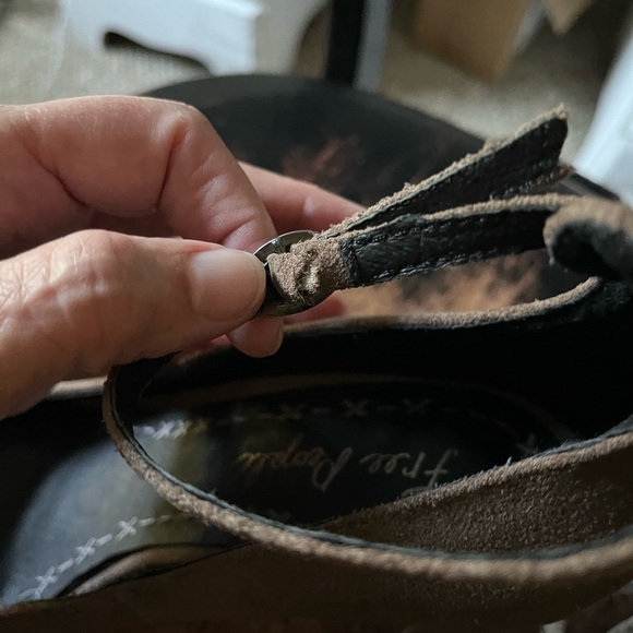 Free People Brown Suede Pointed Toe Mary Jane Ankle strap Kitten Heel Pump sz 10 - Picture 10 of 11